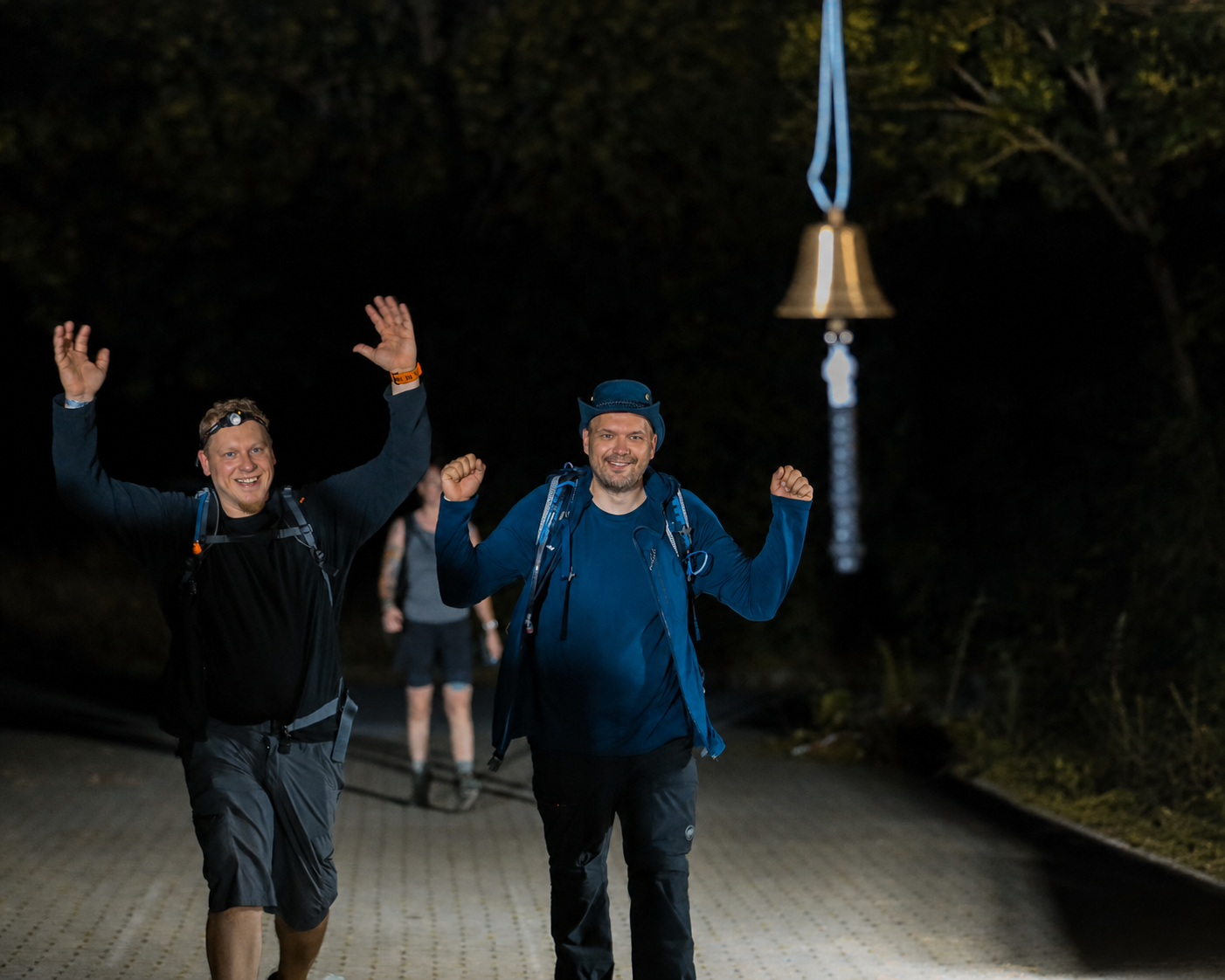 Die beiden Wanderwahn-Gründer beim Zieleinlauf einer Nachtwanderung